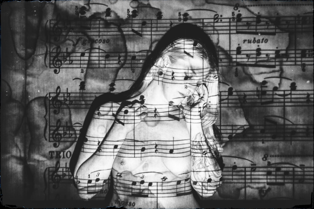 Schwarz-Weiß Portrait Frau mit Tattoo und Skelettprojektion